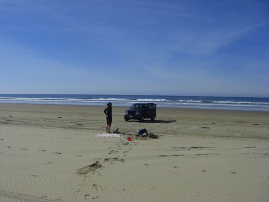 Mittagspause, Caro geht joggen und Ben gräbt den Strand um.
