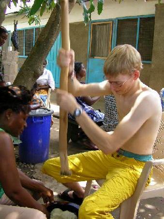 ... um anschließend aus Beidem "Fufu" - die "Nationalspeise" der Ghanaer - zu stampfen. Gekocht wird unter dem Mangobaum vor dem Haus.