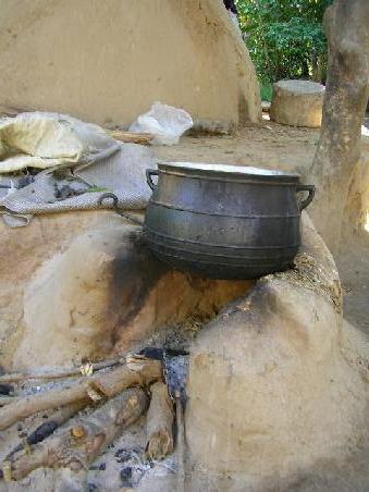 Der Ofen der "Landlady". Der "Hügel" dahinter ist der Backofen. Hier wird einmal wöchentlich Brot gebacken und dann am Markt verkauft.