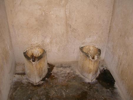 Die Klos im "Bathhouse". Der Abfluss ist so gebaut, dass das Dusch-Abfluss-Wasser die Klos spült. Schaut "schlimmer" aus als es ist, und man muss sich ja nicht direkt draufsetzen.