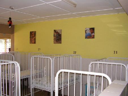 Die Betten der "mittleren" Kinder. In einem Zimmer-Abteil stehen ca. 8-10 Betten.