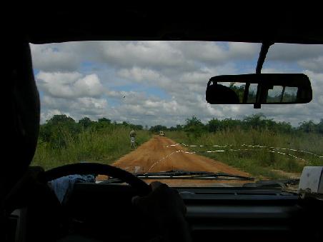 Drüben angelangt, wurde die Ausrüstung in einen Jeep umgeladen. Weiter ging es einige Kilometer über holprige Straßen und Pisten...