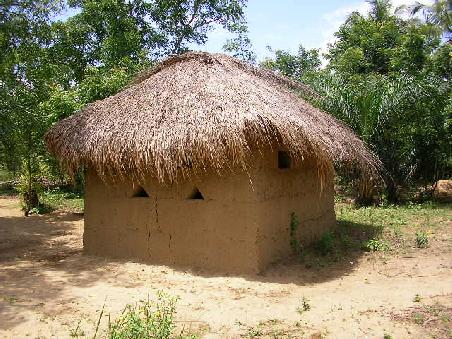 ...vorbei an vereinzelten kleineren Dörfern, die hauptsächlich aus Lehmhäusern ("Mudhouses") bestanden, bis wir schließlich in einem größeren Dorf angekommen sind.