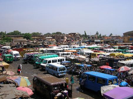 Die Trotrostation beim Kaneshie-Market. Diese Kleinbusse bewältigen den Großteil des öffentlichen Verkehrs.
