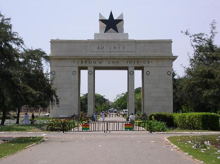 Der Indepencence Arch. Ghanas Wahrzeichen mit der Nationaldevise "Freedom and Justice". Der "afrikanische Stern" scheint in alle Richtungen.