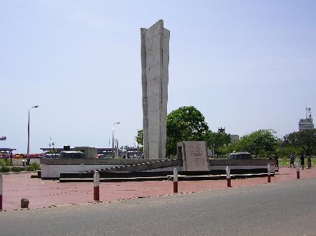 Diese Säule ist ein Denkmal für die vielen Soldaten aus der "Goldküste", die im 2. Weltkrieg auf britischer Seite in Burma (gegen Japan) und im jetztigen Äthiopien (gegen Italien) kämpften und ums Leben kamen.