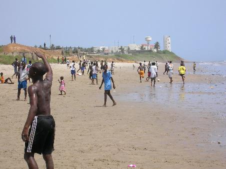Am Strand. Im Hintergrund sieht man "The Castle" - den Sitzt des Präsidenten...