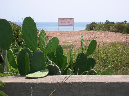 ... jedoch ist das Gebäude streng bewacht, und nicht zugänglich. "Restricted Area - Keep Off".