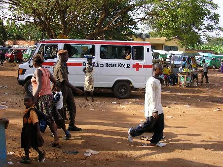 Bei der Trotro-Station "37" (so wird die Gegend um das Militärkrankenhaus ganannt). Früher Rotkreuzfahrzeug in Köln, jetzt öffentliches Verkehrsmittel in Accra.