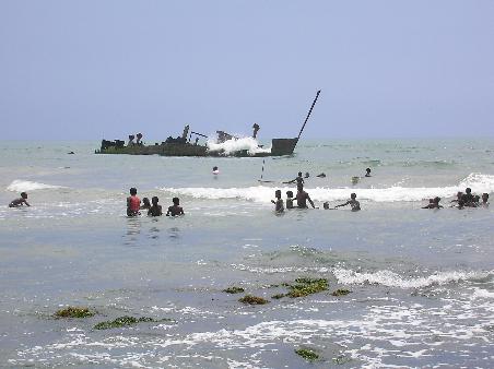 Schwimmen ist hier gar nicht so ungefährlich. Der Grund ist felsig, die Strömung recht stark. Das Schiffswrack ist aus dem nahen Hafen in Tema. Es wird hier zwischengelagert und zerlegt.