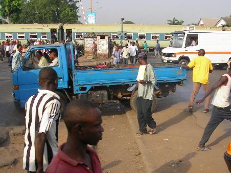 Verkehrschaos. Ein Zug hält mitten auf einer der Hauptverkehrsstraßen in Accra, und lässt Leute aussteigen. Mein Trotro kehrt mitten auf der Straße um und bahnt sich einen anderen Weg aus der Stadt. An diesem Tag brauchte ich mehr als drei Stunden in die Arbeit.