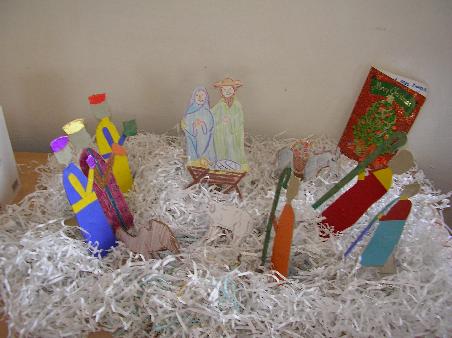 Auch im Kindergarten in Tema kehrt Weihnachten ein. Die Krippe wird aufgestellt (Papierstreifen aus dem Aktenvernichter symbolisieren das Stroh), die Weihnachtsgeschichte wird vorgelesen, und Weihnachtslieder einstudiert.