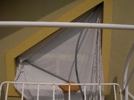 Auch hier wird improvisiert. Um ein Fenster abzududunkeln wird ein Leintuch mit Pastikrohren fixiert.