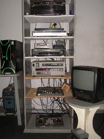 Der "Capturing Tower". Hier werden alle Aufnahmen auf die Computer eingespielt, und die fertig geschnittenen Projekte auf Video, Beta, Video-CD oder DVD ausgegeben.