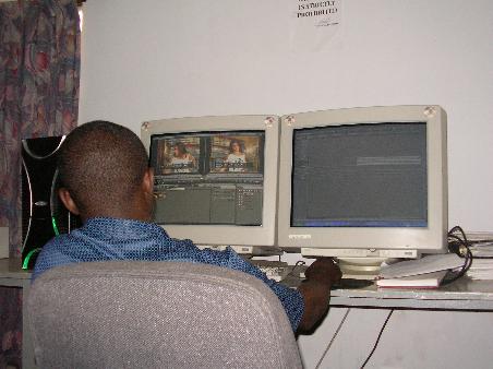 Auf mehreren Arbeitsplätzen werden verschiedene Projekte geschnitten. Hier eine Szene aus "Games People Play".