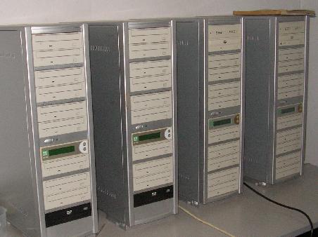 So ähnlich habe ich mir immer eine professionelle Raubkopiererei vorgestellt. Auf diesen Brenn-Geräten werden bis zu 40 CDs oder DVDs gleichzeitig vervielfältigt.