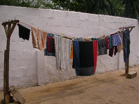 Meine Wäsche trocknet zum letzten mal im Garten der Hostfamily.