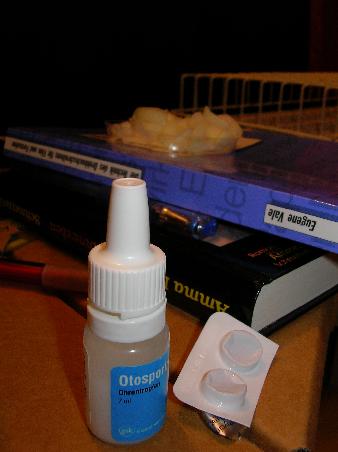 Ohrentropfen und Antibiotikum. Yeah-Yeah.