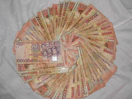Ich bin Millionär. 100,- EUR sind 1.050.000,- Cedis, und das ist ein dickes Bündel Geldscheine.