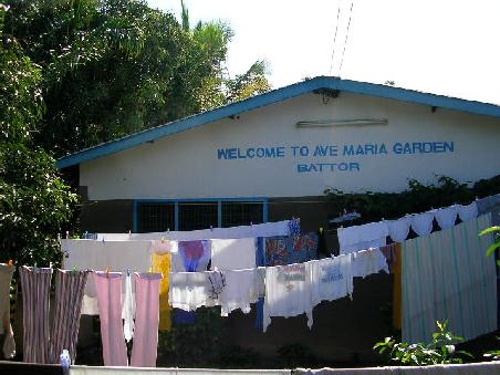 Der "Ave Maria Garden". Vor meiner Abreise wurde mir zwar gesagt, dass ich mich auf "wenig Komfort" einstellen soll, was genau mich erwarten würde, wusste ich allerdings nicht.