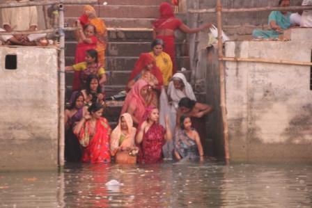 Morgendliche Waschung im Ganges, natürlich komplett bekleidet