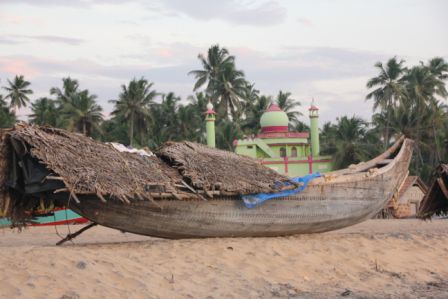 ein Fischerstrand mit Moschee in der Nähe von Kapill Beach