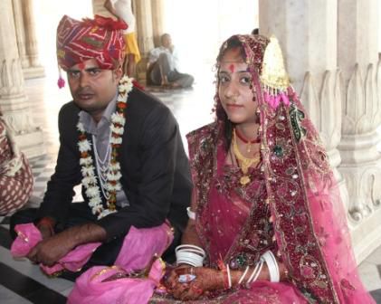 Hochzeit in Indien, mit ca 25 Jahren lernt man die von den Eltern Auserwählte kennen.