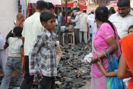auch der Tempel war überfüllt, vorher müssen die Schuhe ausgezogen werden. Keine Ahnung wie die Leute hier in dem Chaos wieder ihre Schuhe finden konnten