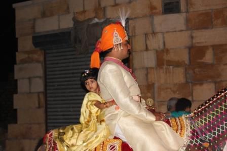 Hochzeit in Jaisalmer, der Bräutigam darf während dem Ritt durch die Stadt nicht lächeln (Lächeln = er nimmt die Hochzeit nicht ernst)