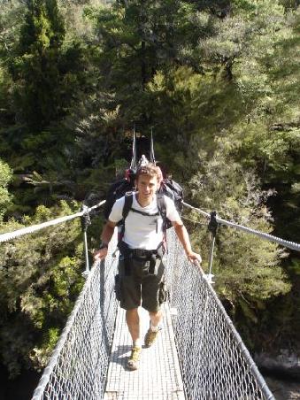 Unser Sherpa mit dem Gepaeck fuer's Nachtlager. What a strong man!