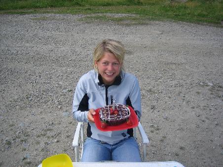 A Schoko-Geburtstagstorte am anderen Ende der Welt, das laesst unsere Chrissi gleich doppelt strahlen!