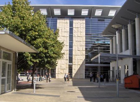 Die Bibliothek. Da geht man ja fast gerne rein!
