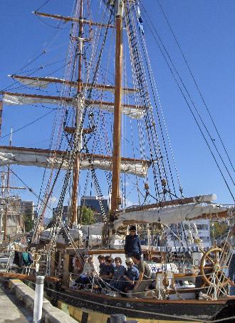 Darf ich vorstellen: STV Windeward Bound mit einem Teil der Crew und (stehend) Captain Sarah