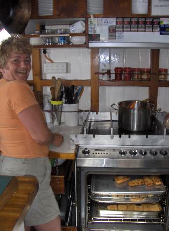 Trotz der wackeligen Angelgenheit die Ruhe weg: unser Board-Cook Ann