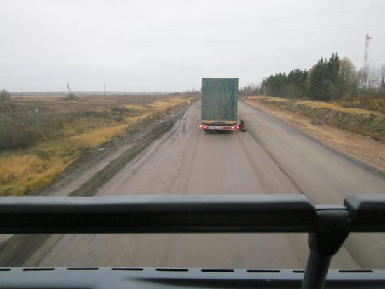 Teer? Fehlanzeige.
Das soll die Strasse zu ner 10-Millionenstadt sein???