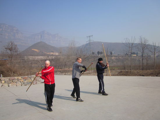 Grundlagentraining der "chi mei gun" Form ("Stock auf Augenbrauenhöhe") im Nachmittagstraining