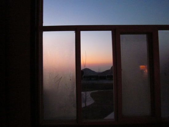 Allmorgendliche Eisschicht auf der Fensterinnenseite.