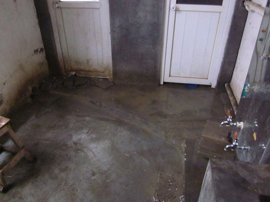 Chinesisches Abwassermanagement: Vom Wasserstein auf den Boden, was nicht gefriert läuft durch das Loch in der Wand raus und gefriert spätestens dort wo nachts viele der Chinesenkinder im dunklen auf dem Weg zum Klo vorbei laufen.