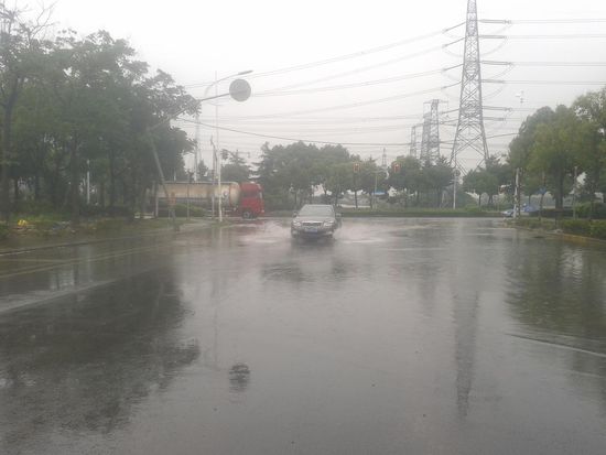 Die Regensaison, in der es jeden Tag genau einmal regnet, ging gerade zu Ende als ich in Shanghai ankam. 
Wenn es dann trotzdem mal schuettet, dann richtig. Ich weiss nun, warum es in der Automobilbranche fuer den chinesischen Markt besondere Anforderungen gibt... Und das war noch ein leichter Regen...