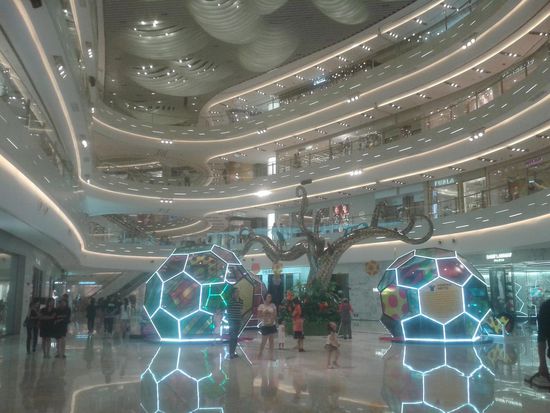 Die Schere zwischen arm und reich in China spreizt sich weit!
Zwei Fuss-Minuten entfernt ein komplett anderes Leben: Shopping-Mall in der French Concession, eine Gegend mitten im Zentrum von Shanghai, die waehrend der Kolonialzeit den Franzosen gehoerte. Auch heute noch findet man dort noch viele Geschaefte aus der damaligen Zeit, die Anzuege massschneidern oder besondere Gourmet-Wuensche erfuellen.
In dieser Gegend geht es heute noch auf Wohnungssuche - aber weder wegen der Shopping Mall, noch wg den Anzuegen...