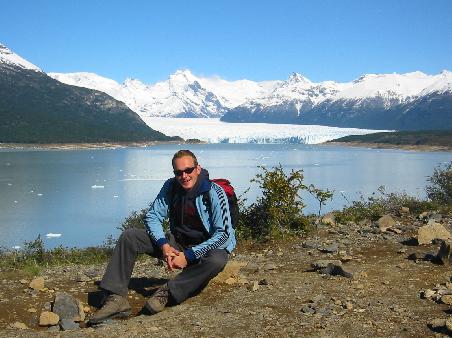 Im Hintergrund der Gletscher namens Perito Moreno, vorne ich