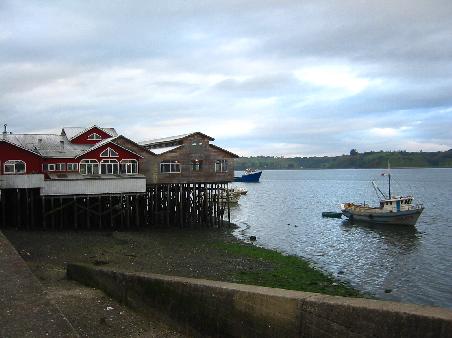 typisch fuer Chiloe..auf Stelzen gebaute Haeuser
