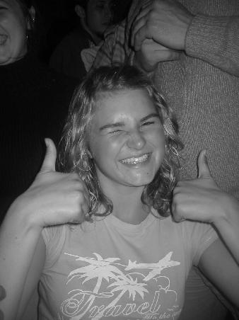 Was hat 2 Daumen, ein Auge und...unsere Lena..