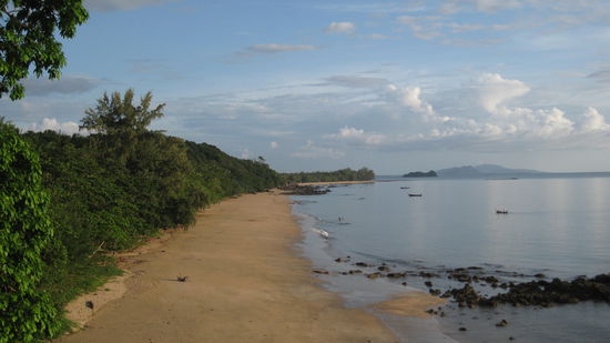 Blick von unserem Balkon (kein Mensch am Strand!!)
