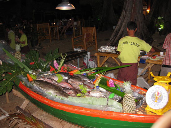 Frisches Seafood - aussuchen, auf den Grill, serviert!