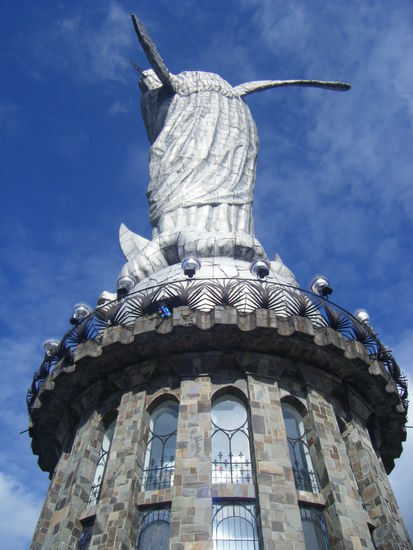 Rückseite der Virgen de Panecillo