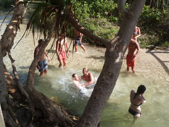 bei der morgendlichen "Dusche" im eiskalten fluesslein zu dem wir gezwungen wurden...