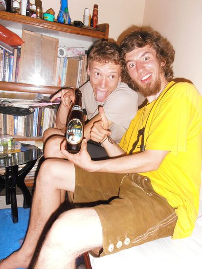 Leon (links) &amp; Hannes mit unserem Everes Bier  
schmeckt fast wie Augustiner