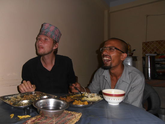 Akash und sein Mitarbeiter beim Dal Bhat essen in der Küche von Sanshib.