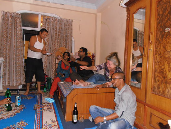 Schlafzimmer von Sanshib mit Gästen beim Wodka-Trinken!